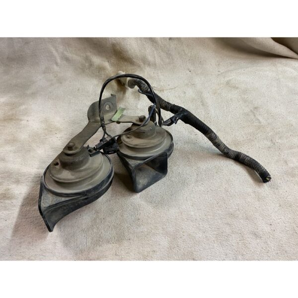 1997 Ford Mustang Horn Pair with plugs and wires 94 95 96 97 98 - Image 2