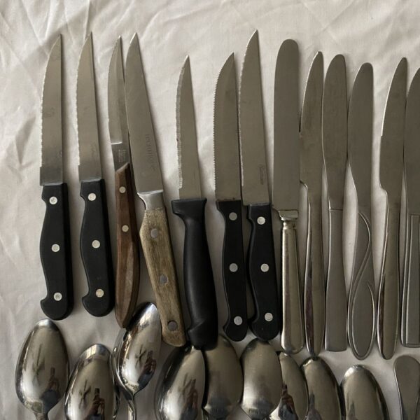 80 piece mixed flatware lot. Spoons, knives, forks - Image 3
