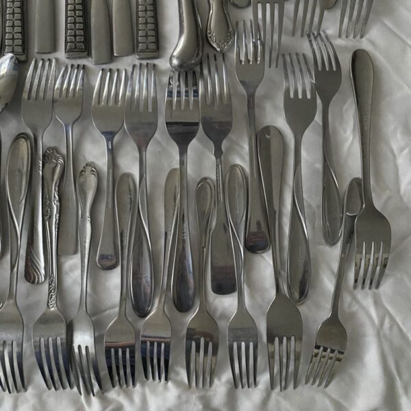 80 piece mixed flatware lot. Spoons, knives, forks - Image 6