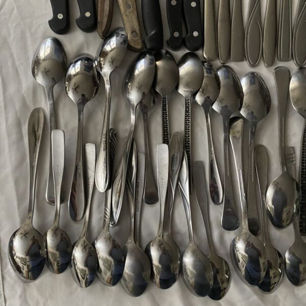 80 piece mixed flatware lot. Spoons, knives, forks - Image 2